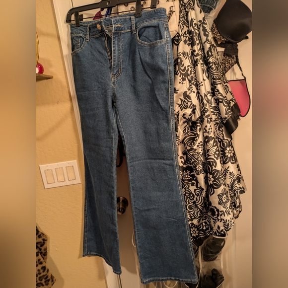 Dazy Classic Medium Wash Flare Jeans - Picture 4 of 11